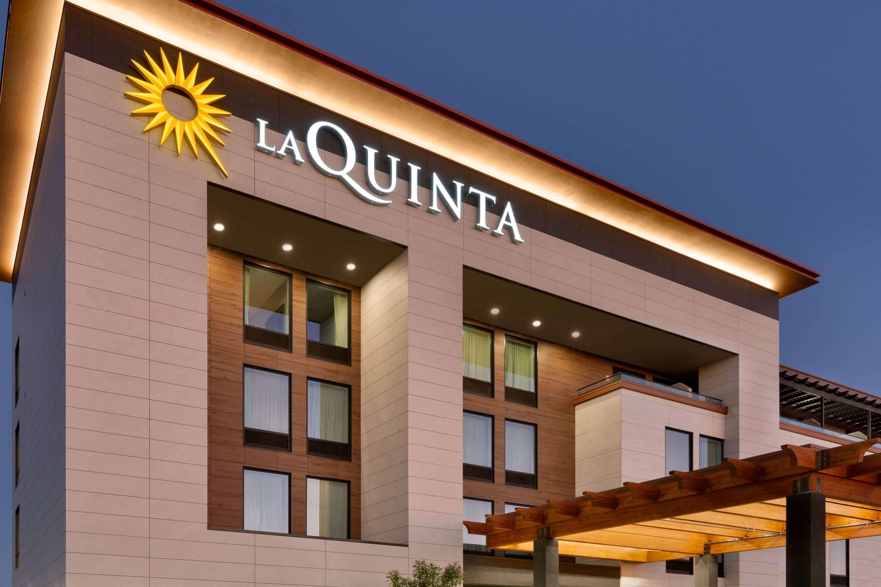 La Quinta Inn & Suites By Wyndham Santa Rosa Sonoma Exterior photo